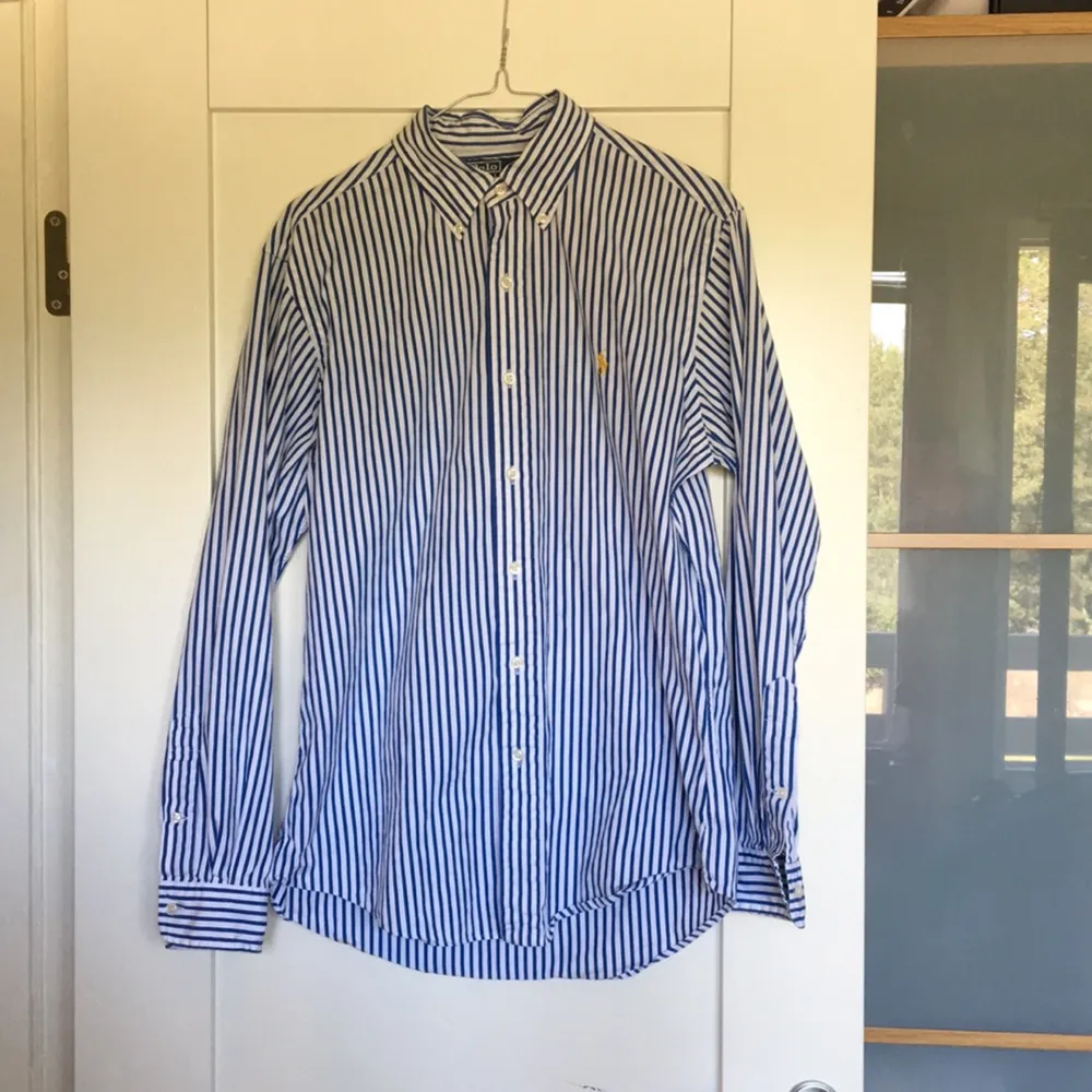Knappt använd Ralph Lauren skjorta i storlek M custom fit. Skjortor.