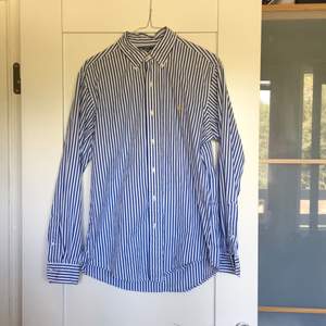 Knappt använd Ralph Lauren skjorta i storlek M custom fit