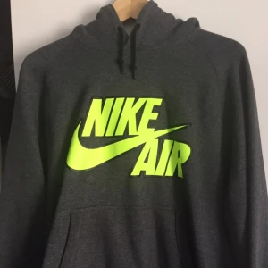  - Grå luvtröja. Märke Nike. 