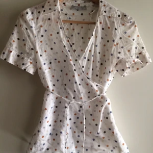  - Söt prickig topp i bomull som knyts i midjan.   Inköpt för 149 kr på Lindex och använd cirka 4-5 gånger. 

Köparen betalar eventuell frakt. Jag svarar gärna på frågor och skickar fler bilder. :) 