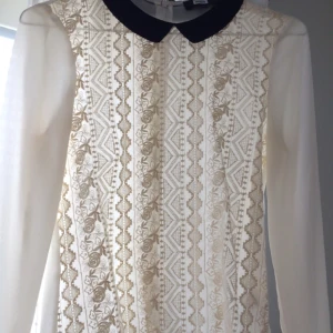  - Blus från Bik Bok, knappt använd