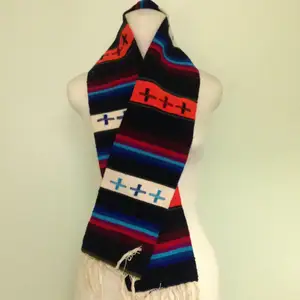 Handvävd scarf i ull, inköpt i Tibet. Perfekt skick. Kan postas. 