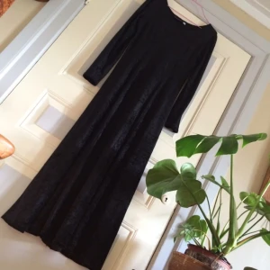  - 🌑🔮Bästa långklänningen i svart krossadsammet! Helt fantastisk🔮🌑

• Storlek: 38/40
• Märke: KappAhl 
• Material: 100% polyester 
• Skick: Utomordentligt, jättefin
• Övrigt: Inga skavanker funna
• Frakt: 53kr spårbart