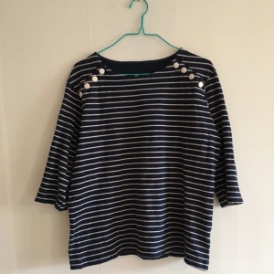  - Fin tröja i lite grövre bomullstyg. Jättefin! 