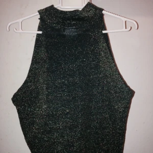  - Säljer mitt glitter linne från Gina Trickot. Använt en gång endast! 