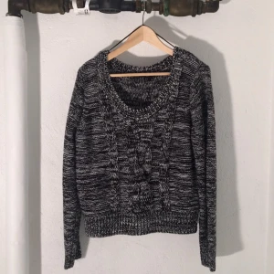  - ⭐️Stickad tröja från H&M
Strl M
Tar swish, kan mötas i Stockholms innerstad.
Köparen står för frakten.