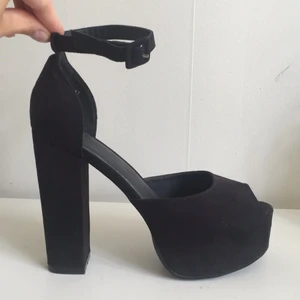  - Svarta högklackade skor från nelly.com i storlek 41. Aldrig använda så de är i nyskick! 
Kan mötas upp i Uppsala och har swish 