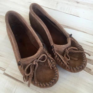  - Äkta Minnetonka stl 38. Knappt använda. Ordinarie pris är 799:-. Brun mocka. 
(Present från ett ex och det är därför jag vill bli av med dem)
Finns i Stockholm. 