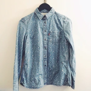  - Fin blommig Levi's jeansskjorta. Köptes på chansning på tradera utan storlek angiven. Visade sig vara en tjej-S så kan verkligen inte använda den. Prislappen sitter kvar, nypris 849 kr.