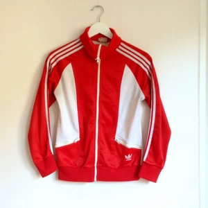  - Retro Adidasjacka. Vit och röd, bra skick!  • ~🌸🌺🌸~ Priser alltid diskuterbara! Möte i Sthlm/Köpare står för frakt Swish/Bank/Paypal/Cash is Queen 👑 ~🌸🌺🌸~ •
