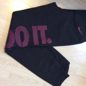 - Träningstights från Nike-just do it, storlek S. Aldrig använda