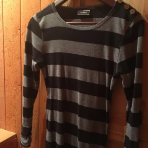  - Super snygg tröja från by Malene Birger i strl small, lr också medium om man så vill. Använd en gång så den är som ny! 
I priset ingår frakten 