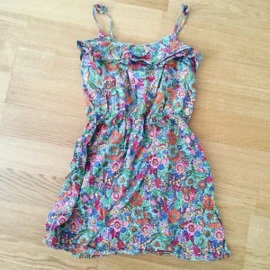  - Super söt klänning, 80kr + frakt eller mötas upp i Stockholm 