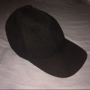  - Svart keps! Säljer även en rosa o en vit likadan 