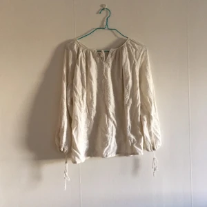  - Söt blus i hippiestil. 