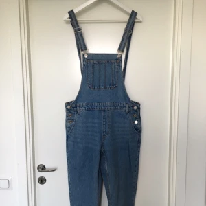  - Snygga hängselbyxor från Monki! Aldrig använda, lapp kvar, nypris 500kr! Passa på att fynda🙌🏼😀👏🏼👏🏼✌🏼️✨💖 