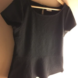  - Svart top med voland nedtill. Passar även L, aldrig använd.
Tar helst emot betalningen via swish!