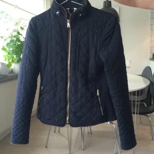  - Marinblå jacka med bruna detaljer från zara.
Storlek M men är som en S.
Nästan aldrig använd.