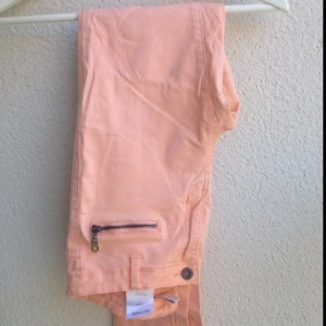  - Persikofärgade byxor från Vila. Storlek M men väldigt mycket stretch så skulle säga att den passar S eller XS bäst. 