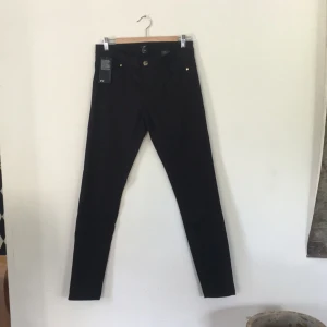  - Svarta stretchbyxa med guld knapp från H&M, aldrig använda med lapp kvar :D

🗯 köparen står för frakten eller mötes upp i Stockholm 
