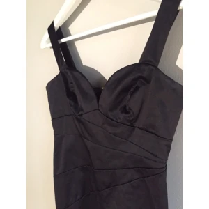  - Svart cocktail-dress från H&M i storlek 38. Väldigt snygg i skick och endast använd ett fåtal gånger!🍸
 
Köpare betalar frakt, swish finns