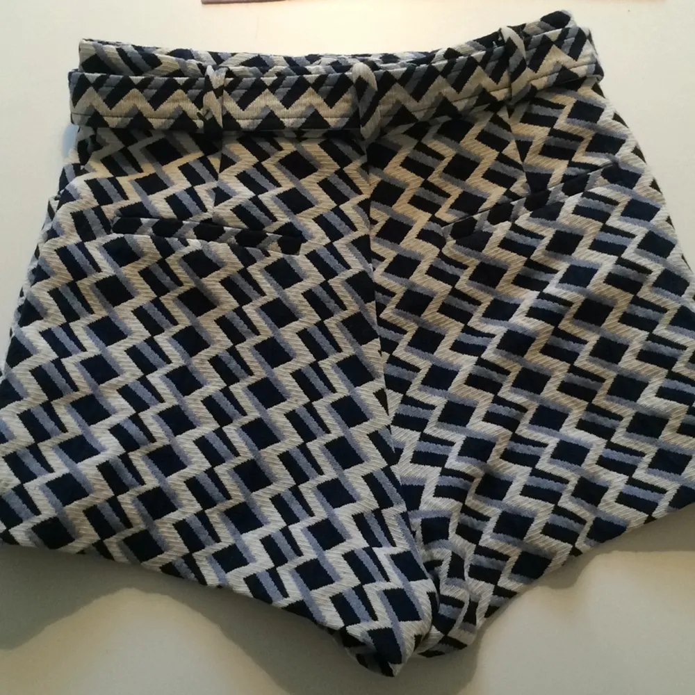 Midjehöga shorts från river Island, sitter otroligt snyggt på! Kan mötas upp i Stockholm eller frakta 😊. Jeans & Byxor.