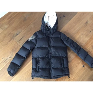  - Snygg eftertraktad vinterjacka från DM Retro som är använd ett fåtal gånger på grund av fel storlek. Jackan är tvättad och som ny! 

Köparen betalar frakt, swish finns! 