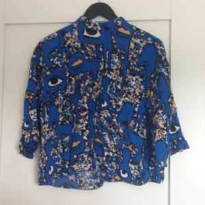  - Blus med tryck från Monki ! :)