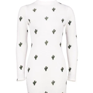  - Sjukt snygg klänning i tunt material med kaktustryck på samt liten turtleneck. Köptes på nätet och var dessvärre för liten och därför aldrig använd och hann inte heller skicka tillbaka den i tid. 