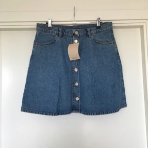  - Snygg jeanskjol från Monki! Liten i storlek, så passar en M. Aldrig använd med lapp kvar😊💕💕✨ säljer även tishan på sista bilden i en annan annons :)

Eventuell frakt betalas av köparen😀