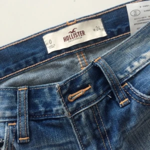  - Ljusa boyfriendjeans från Hollister i storlek W24 L32. De är något smalare än vanliga boyfriends och tyget är inte alls stretchigt så passar mer en större xs/mindre s