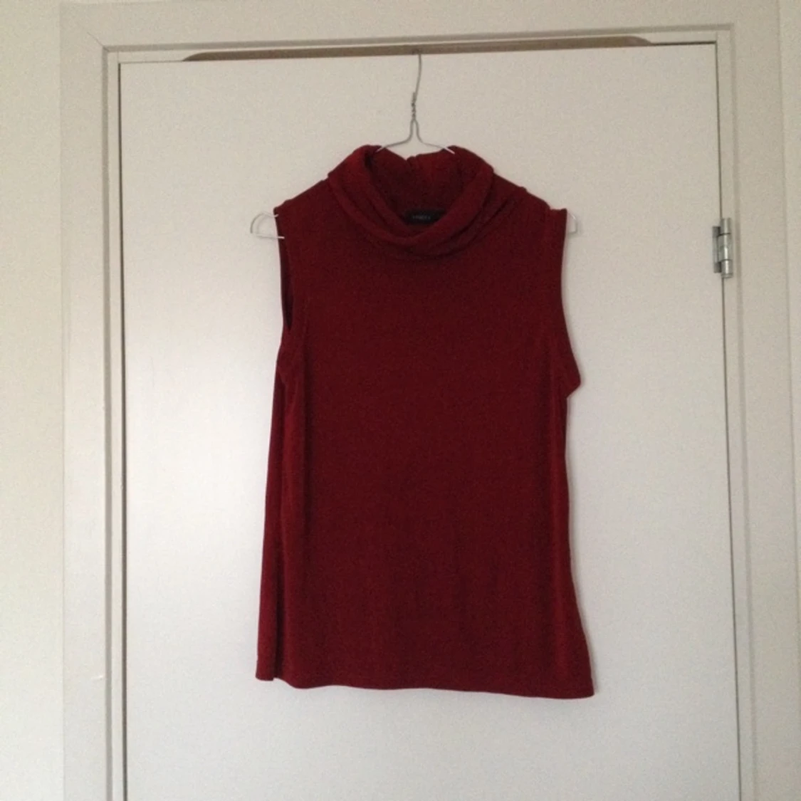 Vinröd polotopp! Strl 42/44 men passar de flesta, beror på hur man vill att den ska sitta!