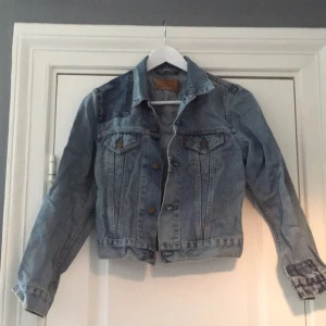  - Superfin denimjacka från Levis med patchdetaljer