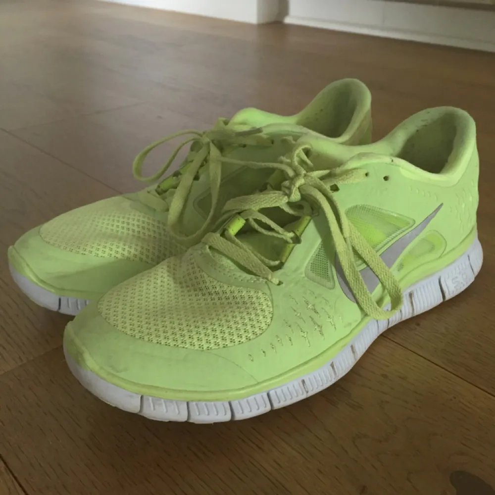 Ljusgröna Nike Free Run 3 i storlek 39. Säljer pga att de är för små för mig. Möts gärna upp i Stockholm för leverering men kan även posta! Betalning via swish, kontant eller bankgiro. . Skor.