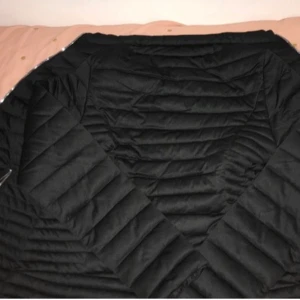 Svart jacka  - En snygg jacka i nytt skik andvänd 2 gånger köpt köpt 380kr