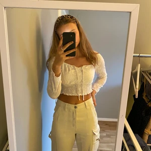 Fin vit tröja i storlek s - En fin tröja i storlek s från hollister som tyvär är för liten. Älskar denna tröja och den säljs nu för 150kr