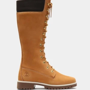 Höga Timberland kängor  - Säljer dessa jättesnygga och varma Timberland kängorna i storlek 37 eftersom jag aldrig använder de längre. De är endast använda under en resa för två år sedan. De har lite slitningar framtill men det är inget som syns (ser mer ut på bild än i verkligheten). Dessa skorna är perfekta nu till hösten och vintern! Hör av er om ni är intresserade eller har några frågor🌸 frakt ingår i priset! Nypris: runt 2000kr