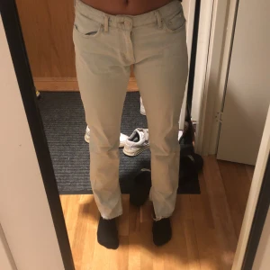 Zara jeans - Super snygga och trendiga jeans från Zara med slits nertill. Nypris; 500kr
