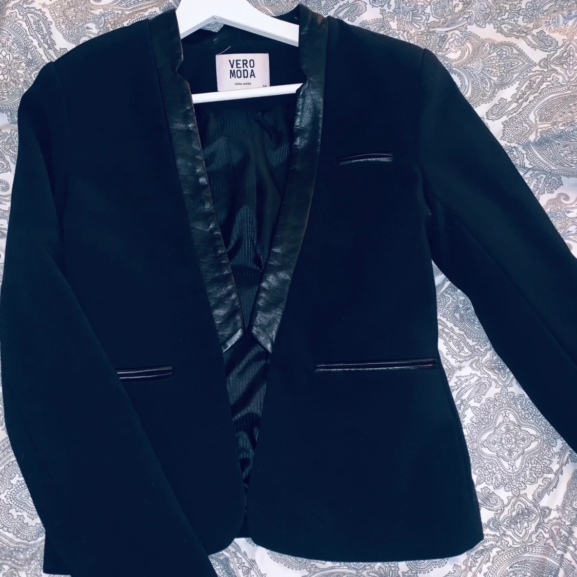 Kavaj med läderdetalj