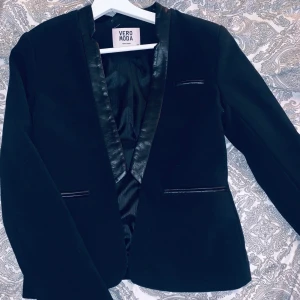 Kavaj med läderdetalj - Använd vid 2-3 tillfällen, som ny