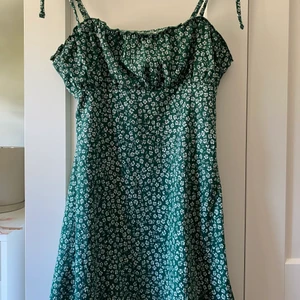 Blommig klänning - storlek M men passar mig som är S oftast är dock stor i bysten och jag tycker inte den sitter snyggt