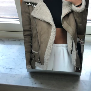 Jacka i mockatyg - Skit snygg vinterjacka i mocka liknande material från Zara. Säljer pga inte min stil. Använd förra vintern men väldigt varm och bra skick! 150kr + frakt🥰 storlek S