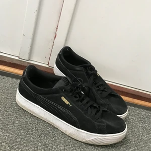 Puma skor - Lite högre fin puma sko, ni ser hur den skiljer sig ifrån vans old school. Det är lite använda men i bra skick. Riktigt snygga till allt, du kan både klä upp o klä ner dom