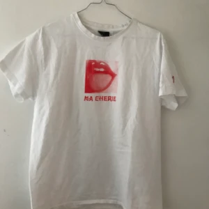 hov1 merch - superfin hov1 merch. storlek M men passar S lika bra. superfint skick! 100kr eller högsta bud💕💕 köparen står för frakt