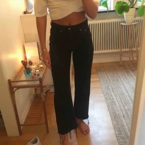 Weekday jeans - Super snygga jeans från weekday i modellen Voyage, säljer då de tyvärr blivit försmå (första bild lånad). Frakt 63 kr!🖤