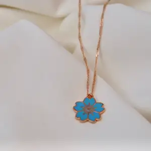 Halsband blå blomma🦋59:- &  frakt 15kr! Vill du köpa? Kontakta mig på DM✨Från min tillverkning (kolla in @en_smycken på instagram!) 
