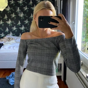 Rutig off shoulder  - Säljer denna supersnygga topp! Lite croppad i modellen. Köpt för 299kr på Bikbok, säljer för 149kr. Tröjan är i storlek M men skulle säga att den passar allt ifrån XS-M. Bra skick, tröjan är i lite tjockare materialet vilket är superskönt! 🤍