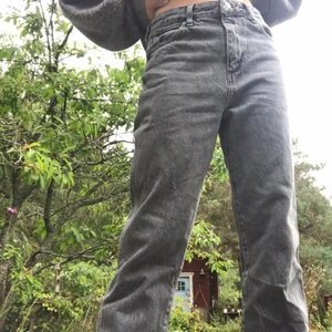 Gråa jeans  - Säljer att par gråa raka jeans som är i storlek 32-34 som jag faktiskt köpa på second hand för ett tag sen. Inte använt dom alls mycket