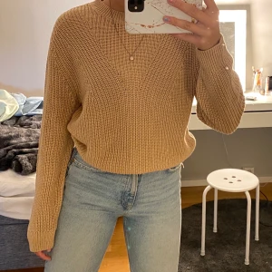 Stickad  tröja  - En jätte fin beige tröja från Hm. Använd 1 gång, nyskick. Den sticks inte alls, skulle inte riktigt säga att den är stickad men något åt de hållet.❤️❤️ 