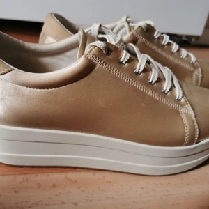 Eleganta skor från Vagabond - Eleganta skor i champagnefärg. Mindre platå ca 3cm. Lika snygga till vardag som fest. Endst använda en gång på ett bröllop. 🌟 Finns i Karlstad, kan skickas men då står köparen för frakten 